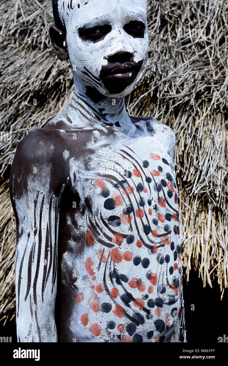 Karo-junge mit dekorativen Haut malen. Karo-Stammes, Omo-Fluss, Äthiopien, November 2014 Stockfoto