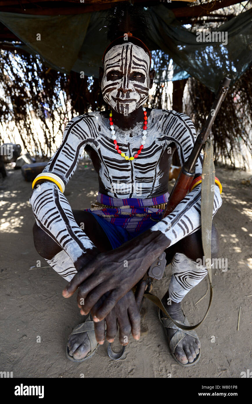 Karo Mann mit dekorativen Haut Malerei. Karo Stammes, Omo Fluss, Äthiopien, November 2014 Stockfoto