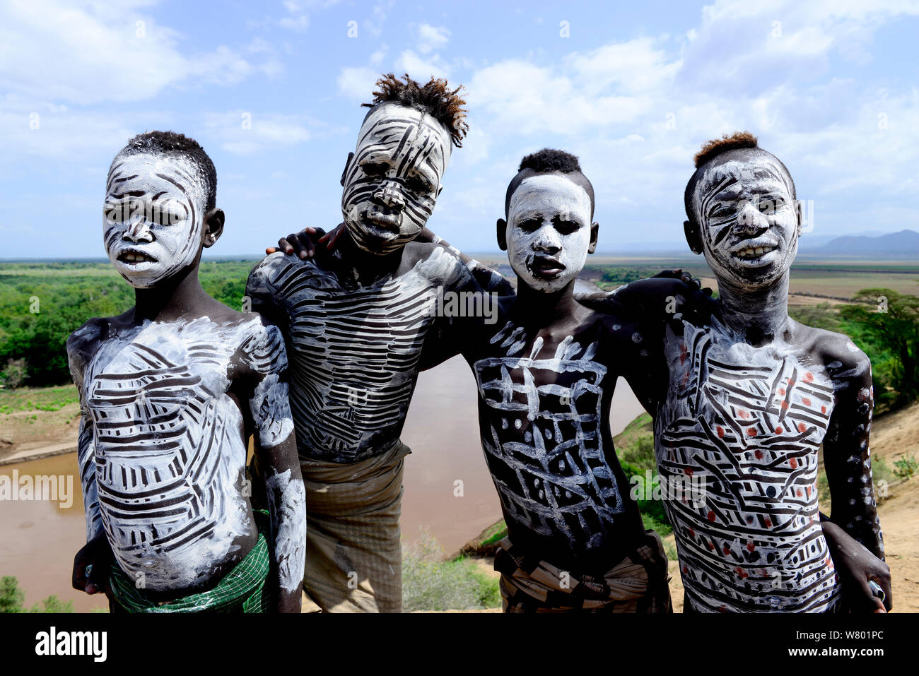 Karo-jungen mit dekorativen Haut malen. Karo-Stammes, Omo-Fluss, Äthiopien, November 2014 Stockfoto