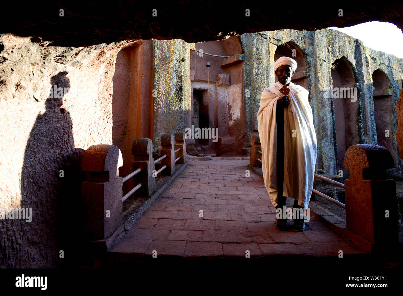 Priester ein Kreuz bei Bet Gabriel-Rufael Kirche, Lalibela. UNESCO-Weltkulturerbe. Äthiopien, Dezember 2014. Stockfoto