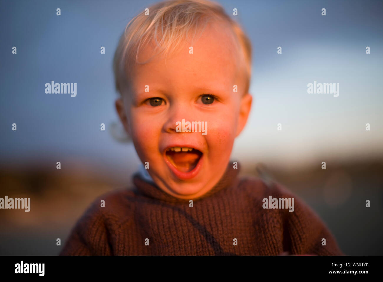 Portrait von jungen Jungen mit Mund offen Stockfoto