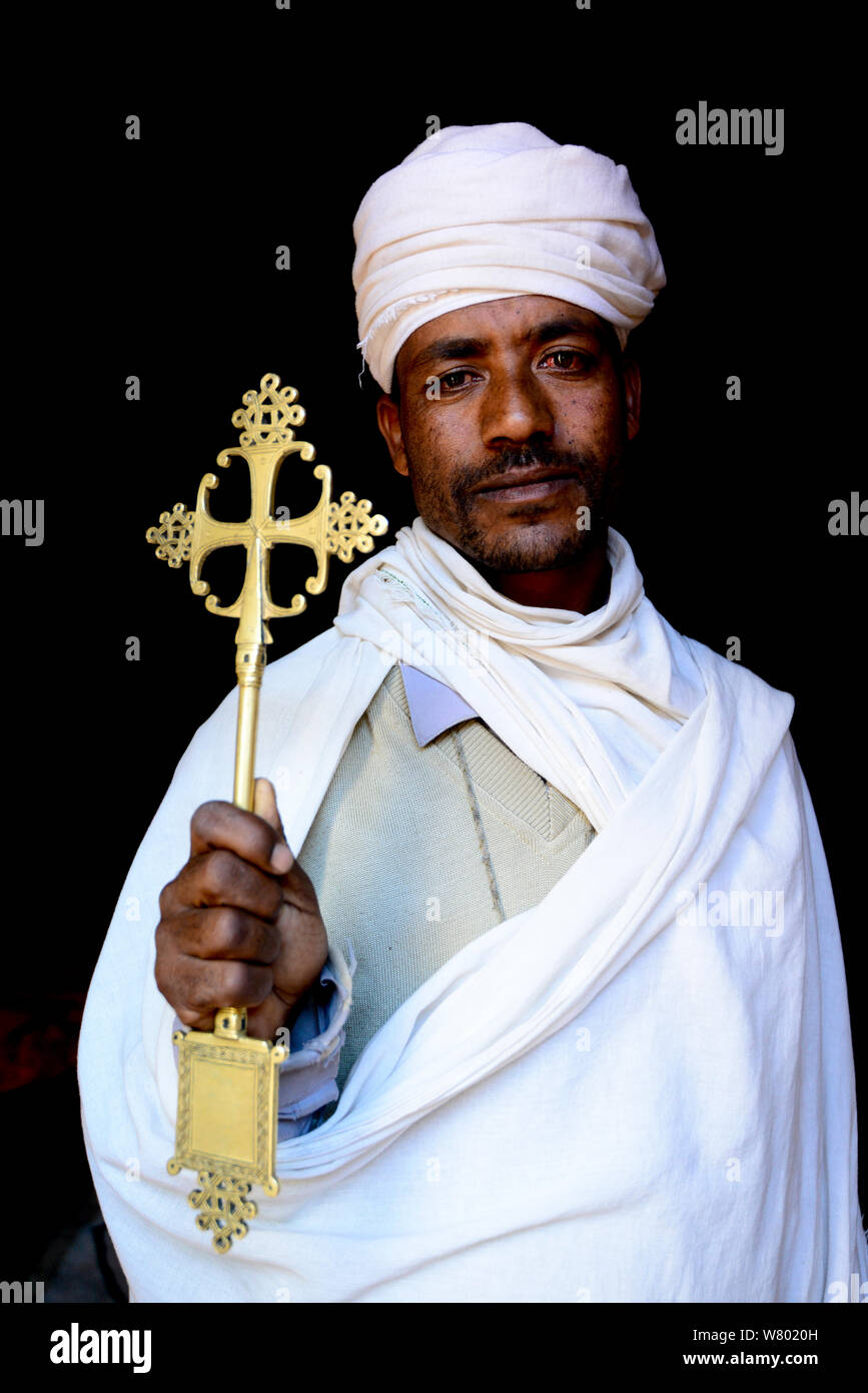 Priester der Wette Giyorgis Kirche und goldene Kreuz. Lalibela. UNESCO-Weltkulturerbe. Äthiopien, Dezember 2014. Stockfoto