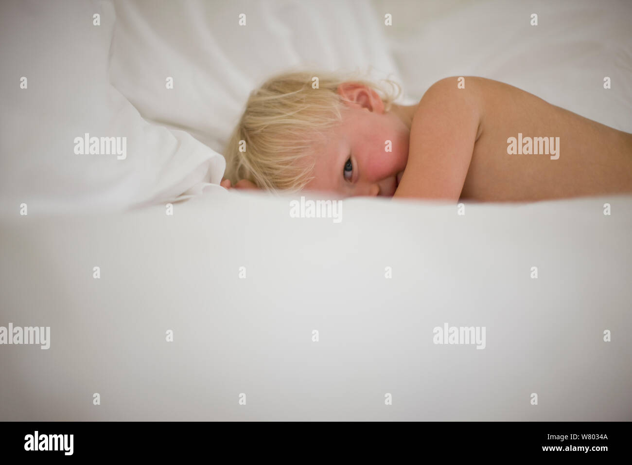 Toddler boy liegend auf Bett Stockfoto