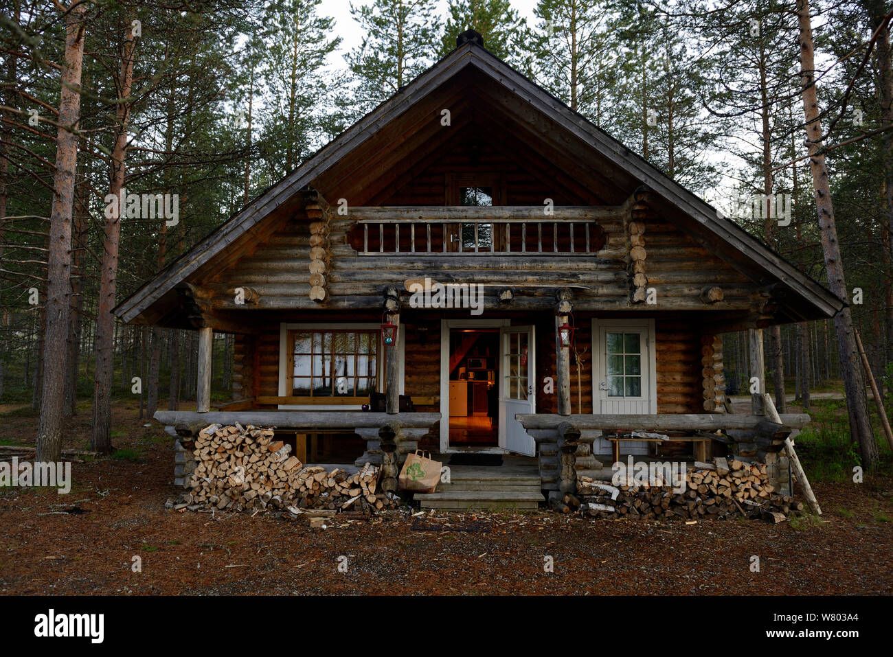 Blockhaus in den herbstlichen Wald, Lapponia, Finnland, Juni 2015. Stockfoto