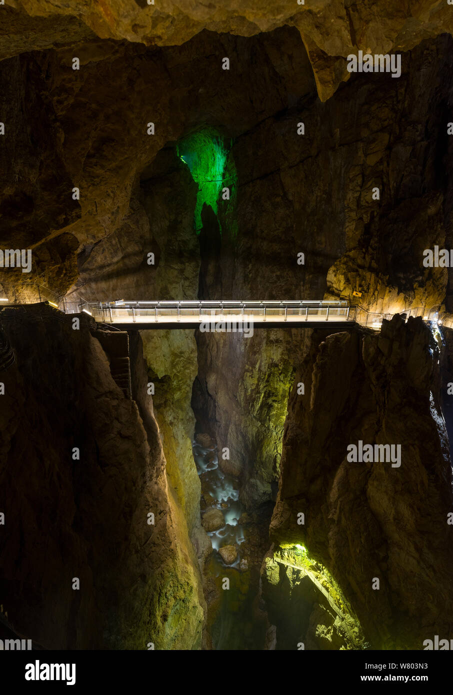 Brücke von Grotte und Wasserfall in Skocjan Höhlen, grünen Karst, Slowenien. Stockfoto