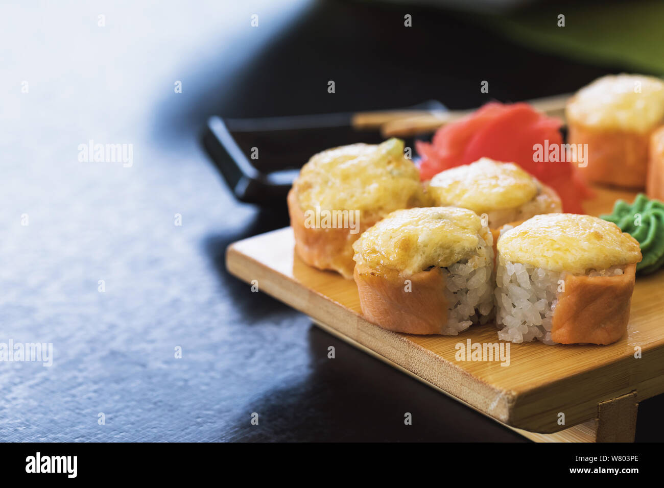 Warme Brötchen auf einem Stand aus Holz mit Ingwer und Wasabi mit Kopie Raum Stockfoto