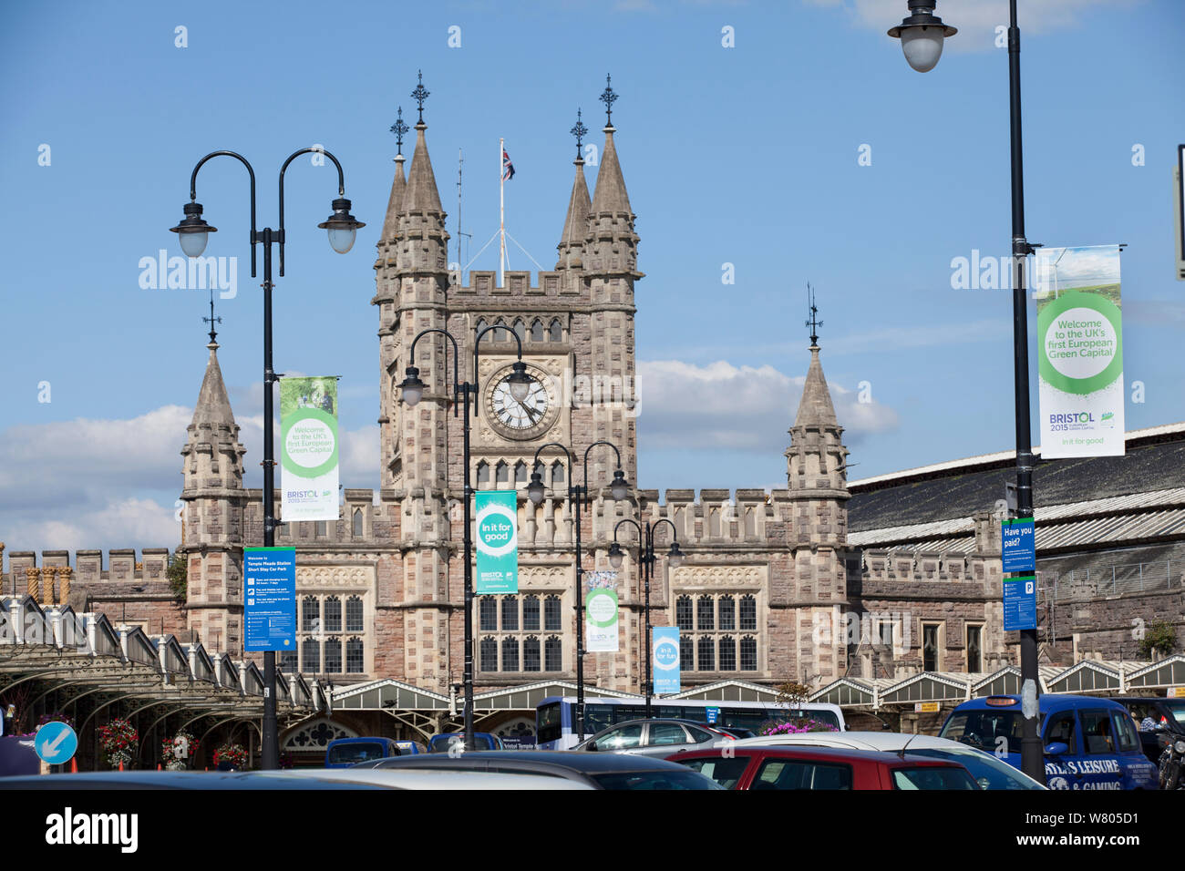 Banner für Bristol European Green Capital 2015 vor der Bahnhof Bristol Temple Meads, Bristol, England, UK. August 2015. Stockfoto