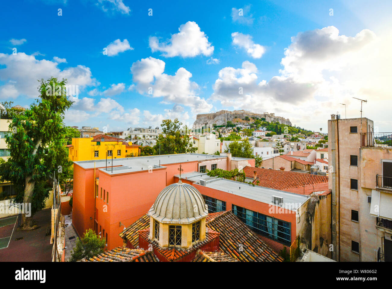 Die alten Parthenon und Akropolis Akropolis Hügel erhebt sich über der Stadt Athen, Griechenland früh an einem Sommermorgen. Stockfoto