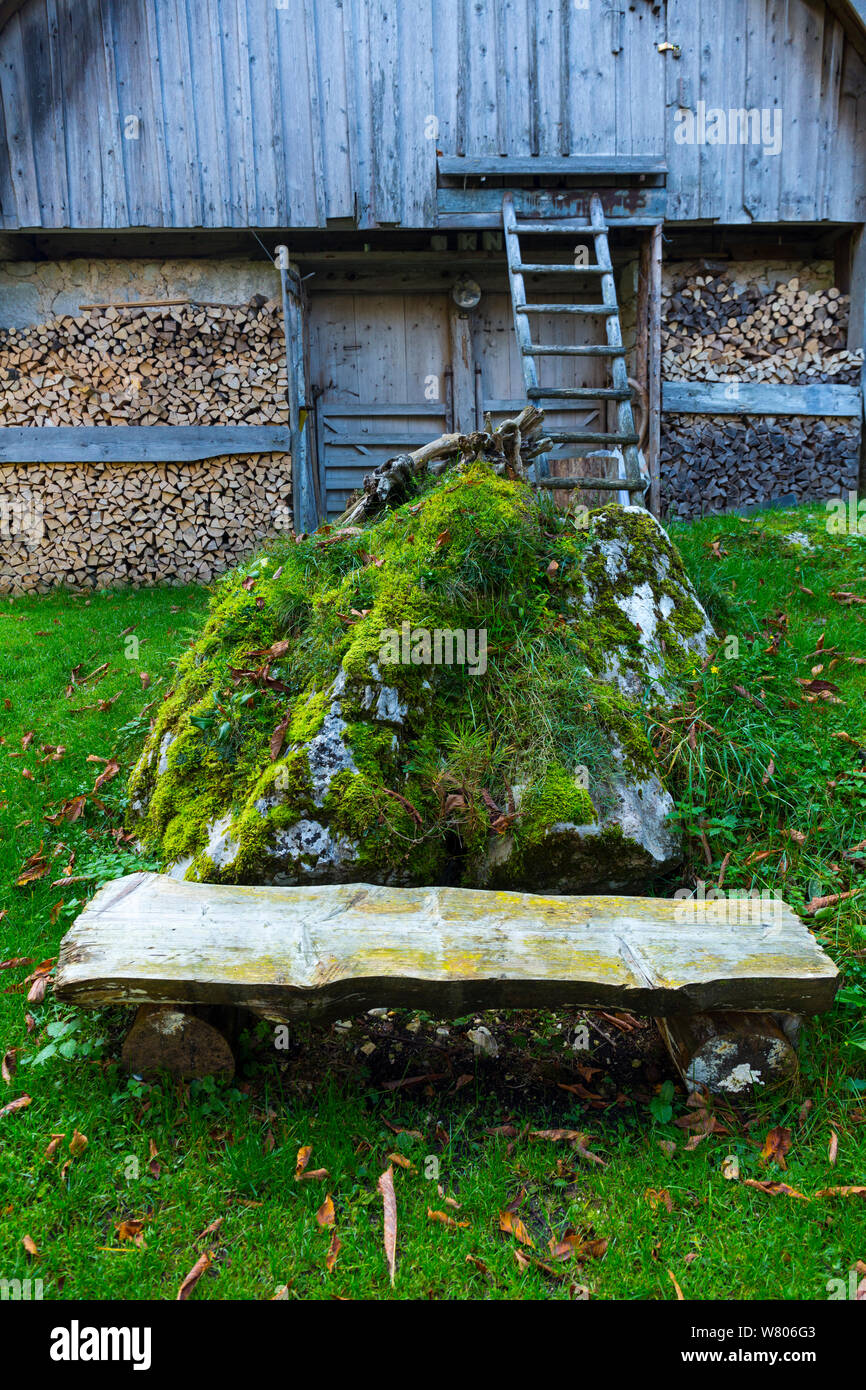 Holzstapel in Nische außerhalb landwirtschaftliches Gebäude, Triglav Nationalpark, Trenta Tal Julischen Alpen, Bovec, Slowenien, Oktober 2014. Stockfoto