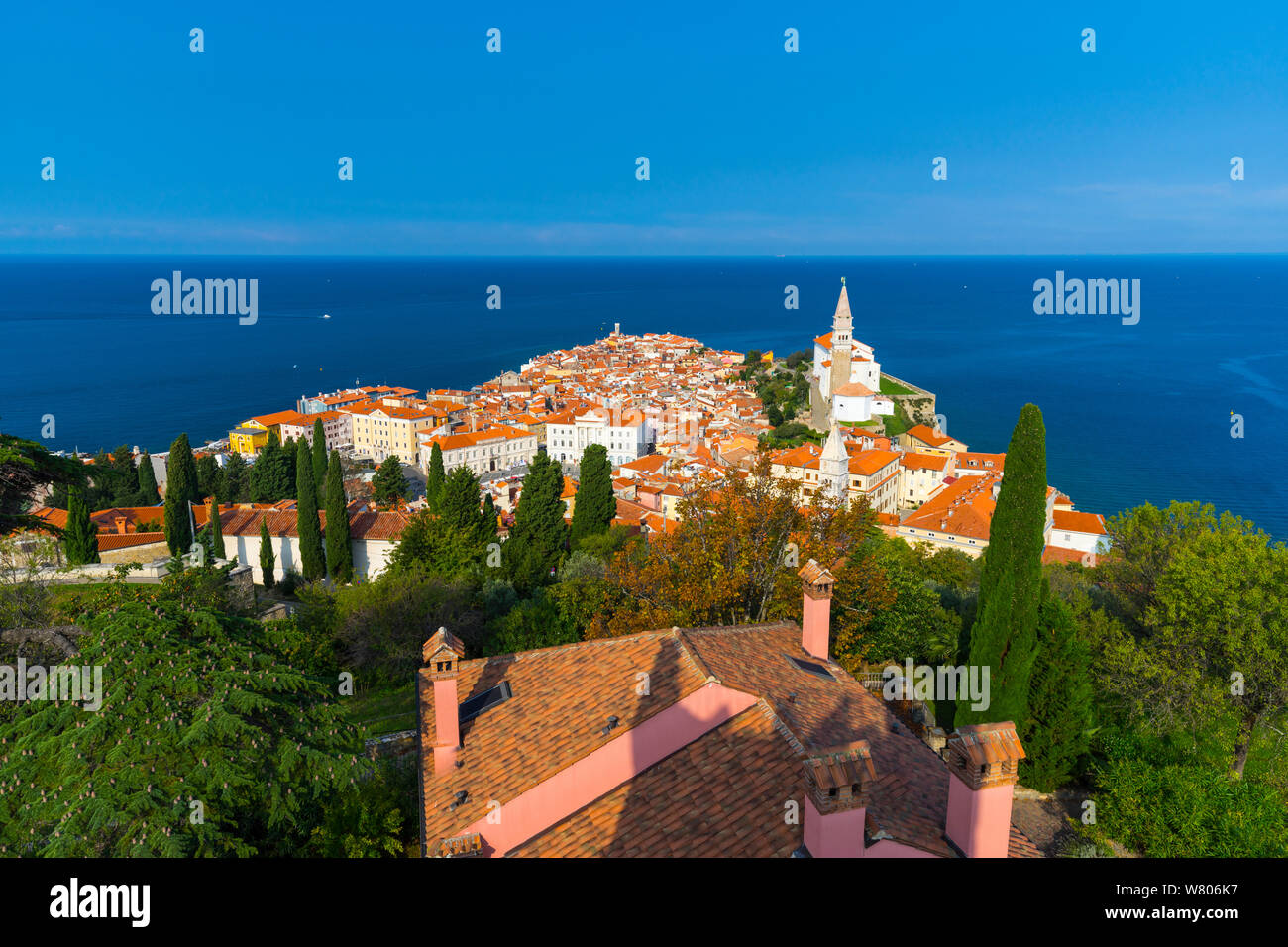 Landschaft der Stadt und der Küste von Piran, Slowenien, September 2014. Stockfoto