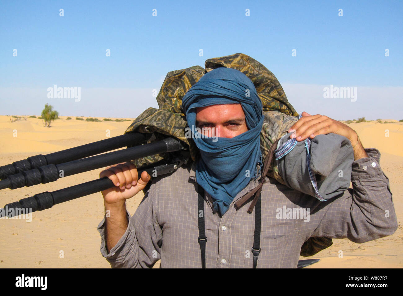 Italienische Fotograf Bruno D&#39;Amicis auf Zuordnung zu fotografieren Fennec Füchse (Vulpes zerda) gegen Sandstürme geschützt während der Arbeit im Feld. Tunesien, Mai 2012 Stockfoto