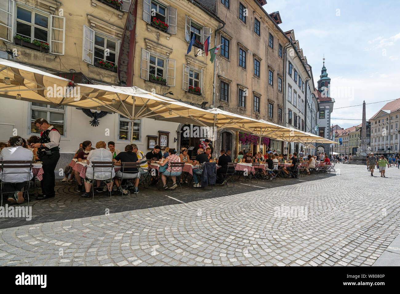 Ljubljana, Slowenien. August 3, 2019. Restaurants im Freien auf einem Stadtzentrum Straße Stockfoto