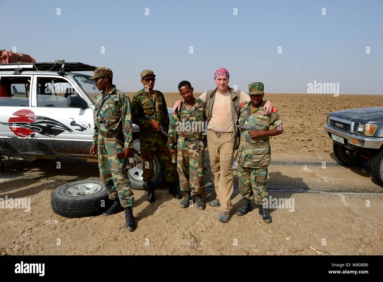 Fotograf Eric Baccega in Salz Wüste mit militärischen Eskorte erforderlich, in diese Region zu reisen. Danakil Depression. Äthiopien, März 2015. Stockfoto
