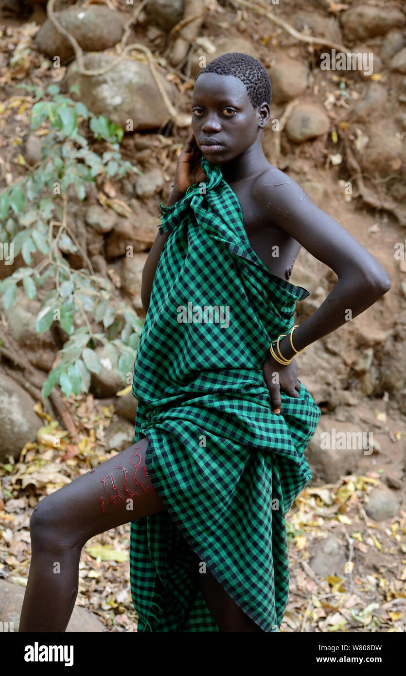 Junge Frau aus der Bodi Stamm angezeigte aufwendige Haut scarifications auf ihr Bein, ihr Name im Amharischen Sprache, Omo Valley, Äthiopien, März 2015. Stockfoto