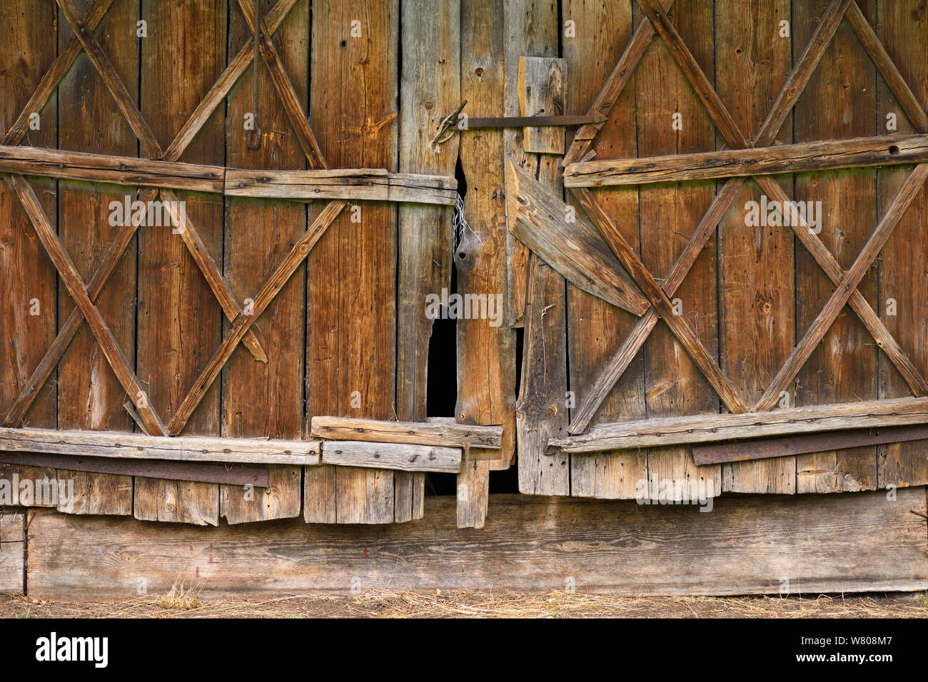 Holz- tor in Musteika Dorf, an der Grenze der Cepkeliai finden und die dzukija Nationalpark, Litauen, Mai 2015. Stockfoto