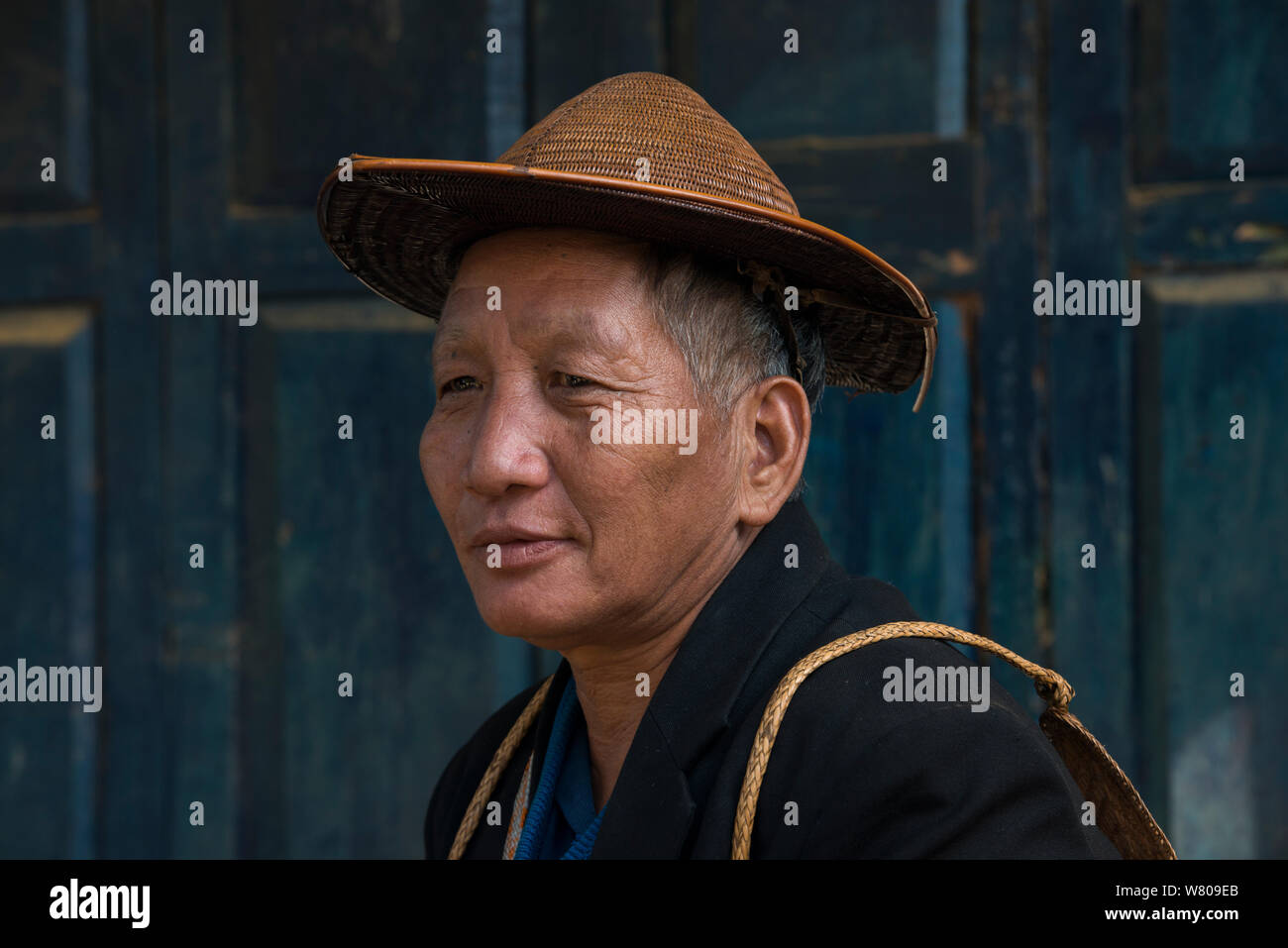 Adi Gallong Mann in Zuckerrohr hat, Adi Gallong Stamm, Arunachal Pradesh, North East India, November 2014. Stockfoto