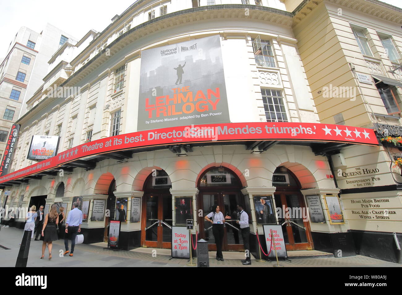 Menschen besuchen Piccadilly Theatre London UK Stockfoto