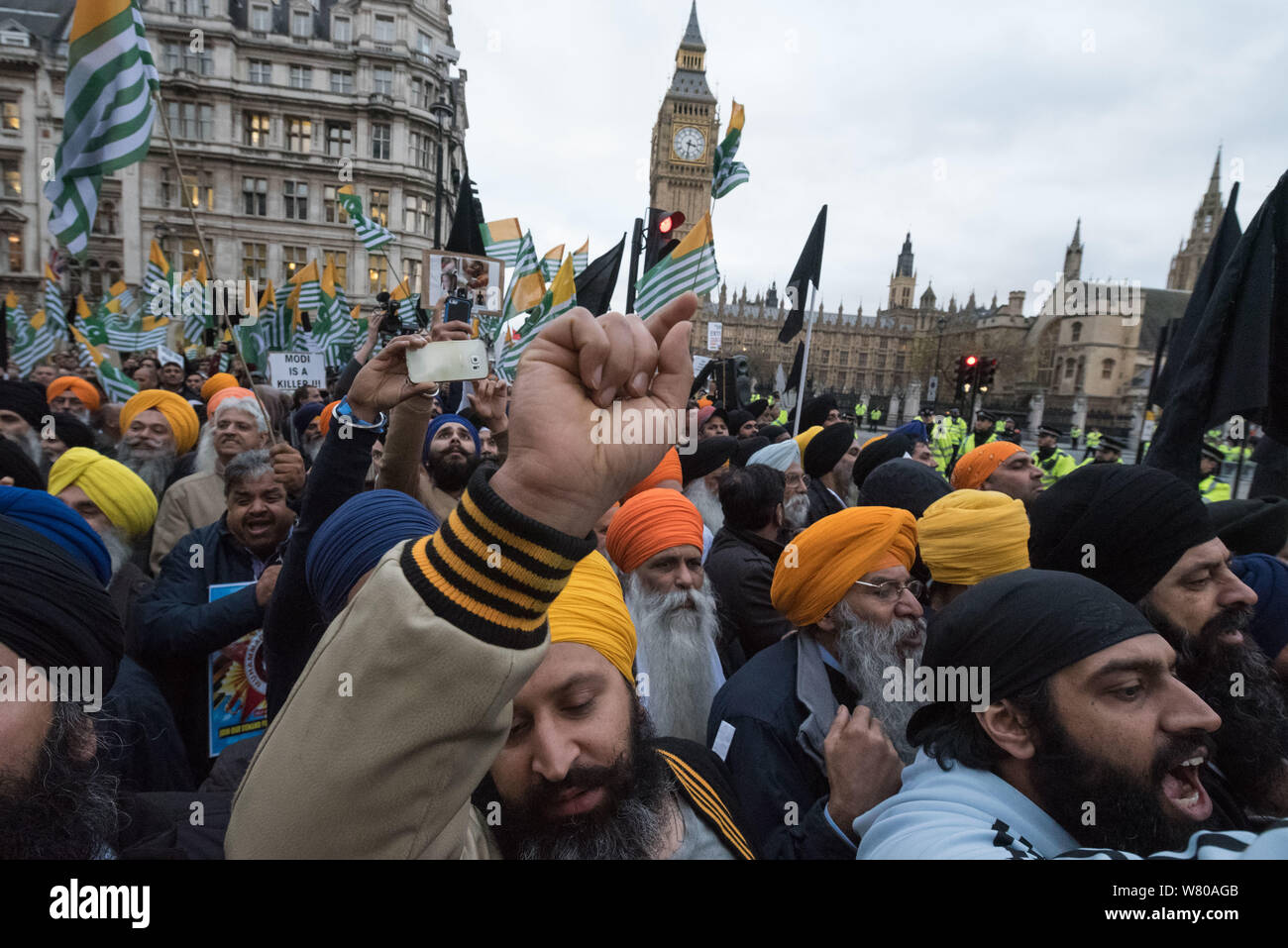 Parliament Square, London, UK. 12. November 2015. Rund 1000 Demonstranten aus ganz Großbritannien am Rande des Parliament Square demonstrieren gegen Stockfoto