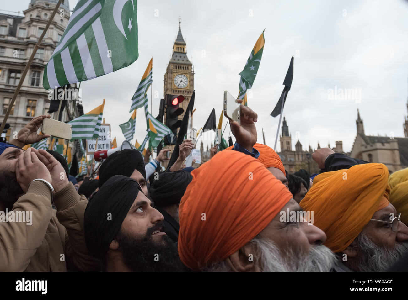 Parliament Square, London, UK. 12. November 2015. Rund 1000 Demonstranten aus ganz Großbritannien am Rande des Parliament Square demonstrieren gegen Stockfoto