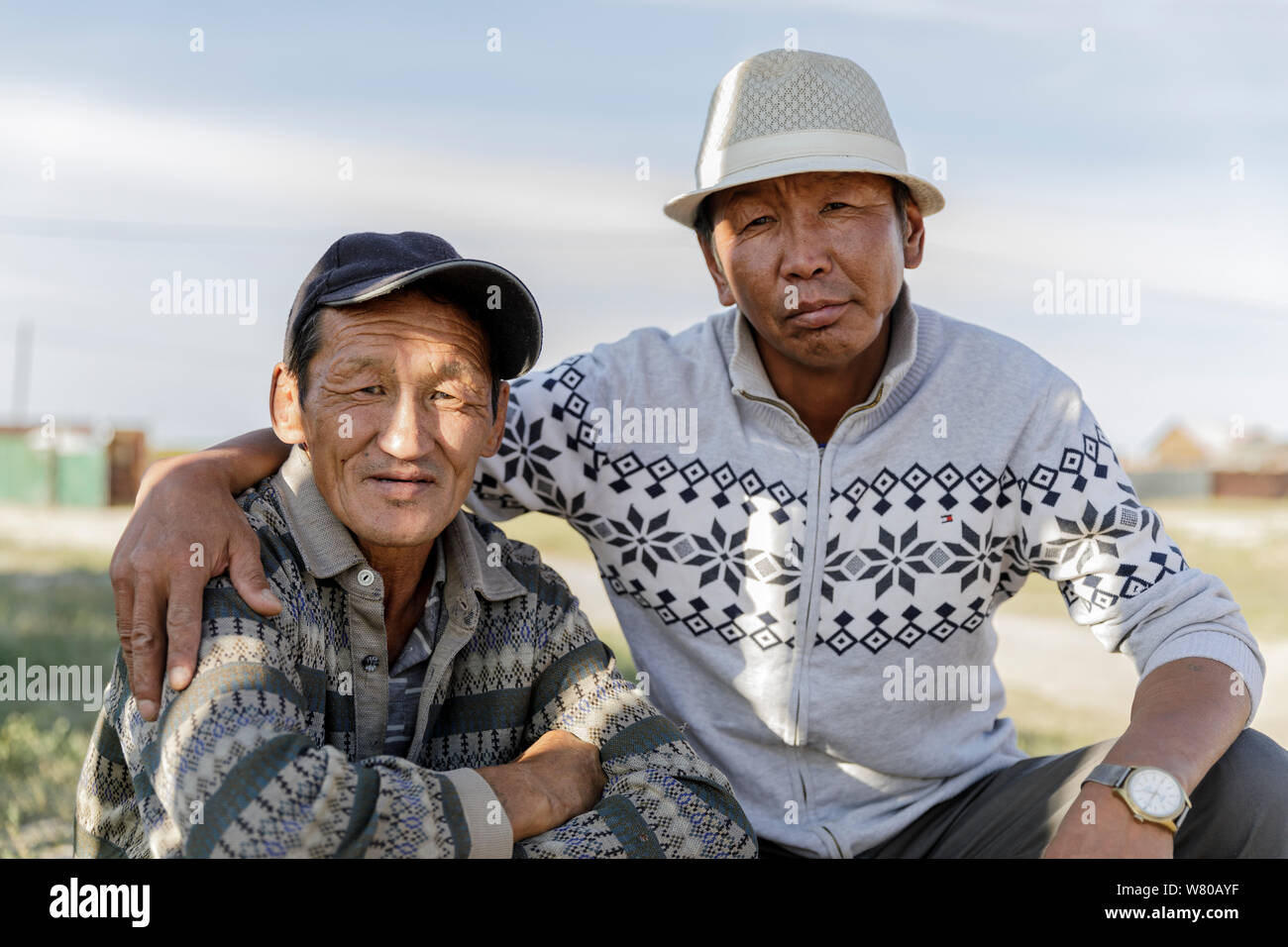 Zwei mongolische Männer in ihrem Dorf posieren. Stockfoto