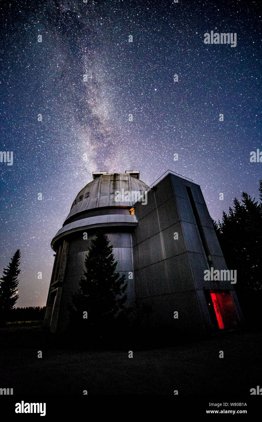 Milchstraße über Sternwarte Stockfoto
