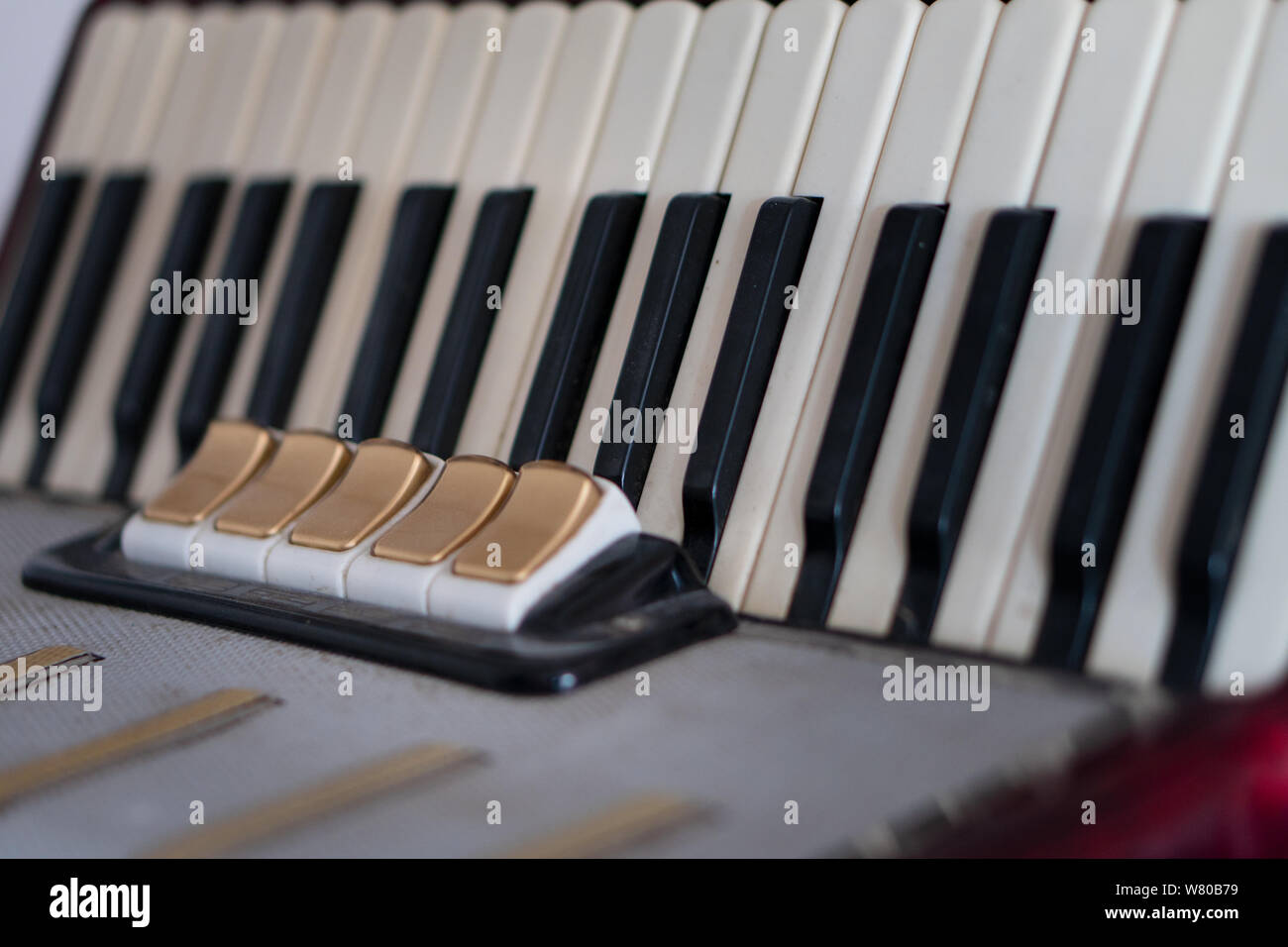 Alte antike Akkordeon, schwarzen und weißen Tasten für die Wiedergabe von musikalischen Werken. Musical Instrument, Lifestyle Musiker. Stockfoto