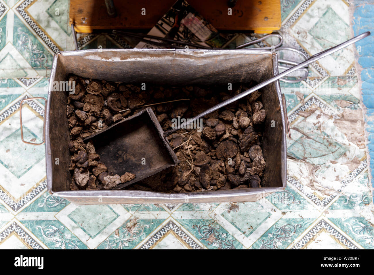 Pferdemist in einem Mongolischen Ger. Es ist für Kraftstoff verwendet warm zu halten. Stockfoto