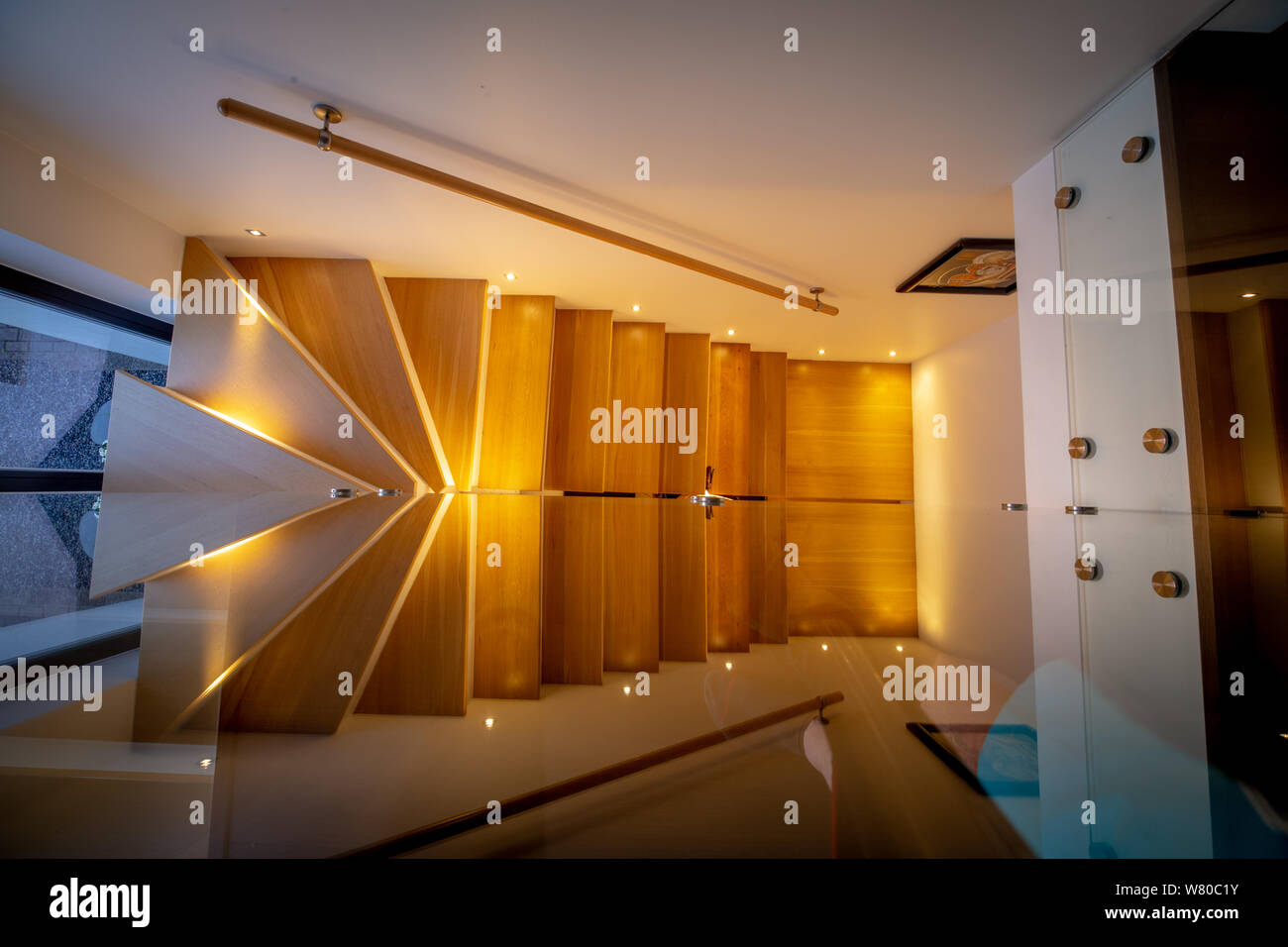 Treppe hinunter mit Glas Reflexion Stockfoto