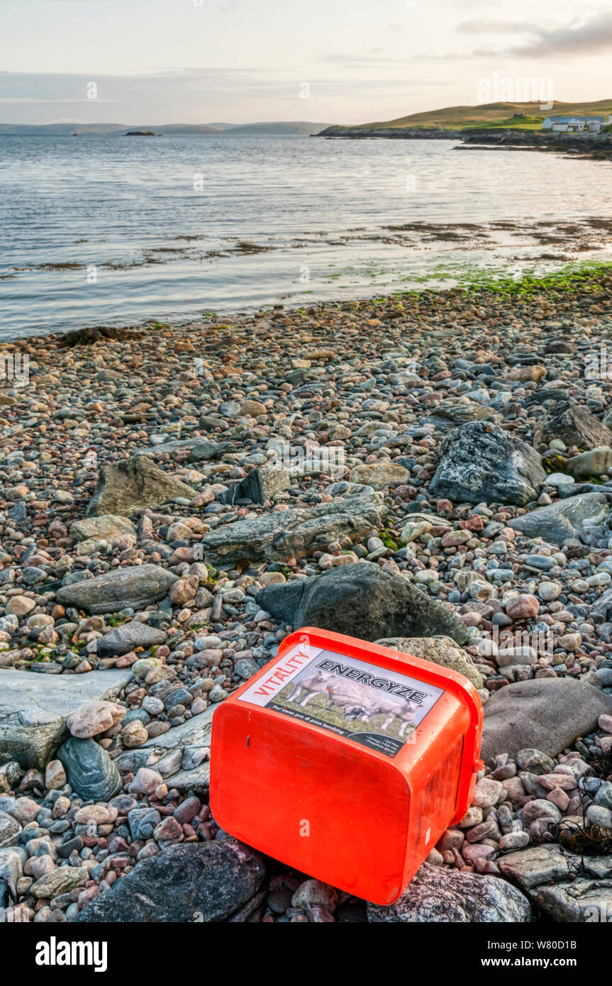 Kunststoff landwirtschaftliche Abfälle aus der Schafhaltung auf einem Strand neben Burra Voe in Yell, Shetland Stockfoto