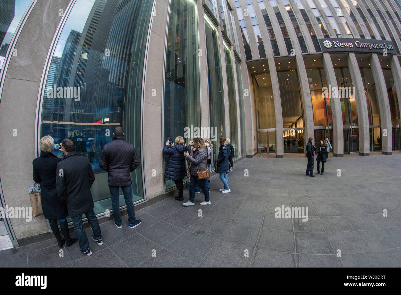 Manhattan, New York. Die Leute schauen in ein Fox-Nachrichtenstudio im News Corp.-Gebäude, 1211 Avenue of the Americas, während eine Nachrichtenübertragung gefilmt wird. Stockfoto