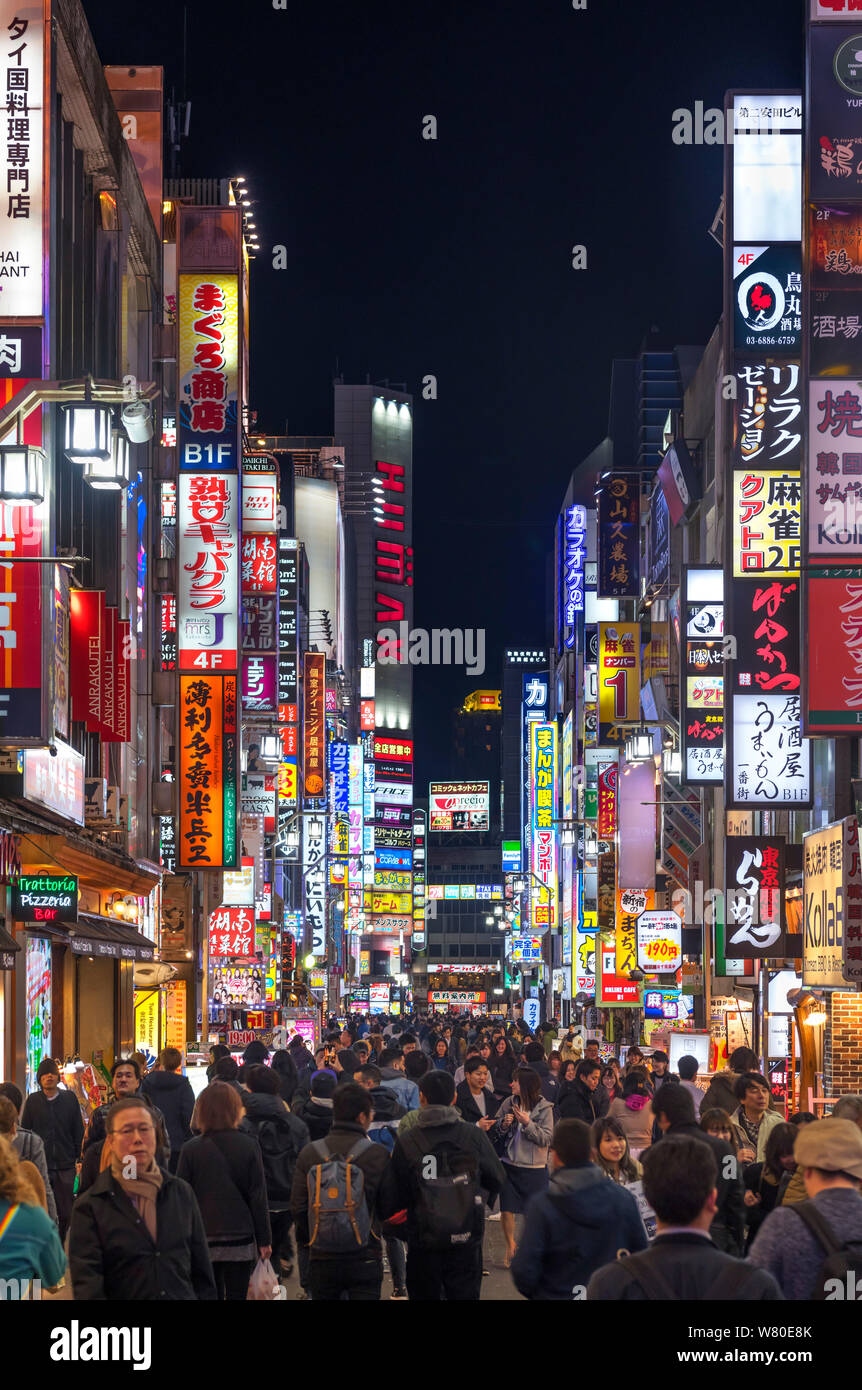 Kabukicho, Tokio. Geschäfte und Restaurants in der Nacht in der kabukichō Bezirk, Shinjuku, Tokyo, Japan Stockfoto