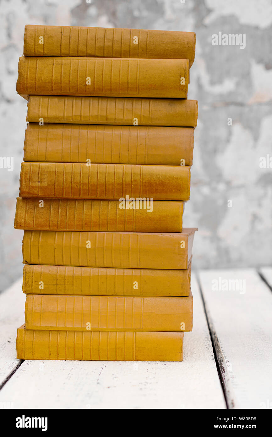 Stapel von alten alten schäbigen Bücher auf einem weißen Holz- Hintergrund. Selektive konzentrieren. Stockfoto