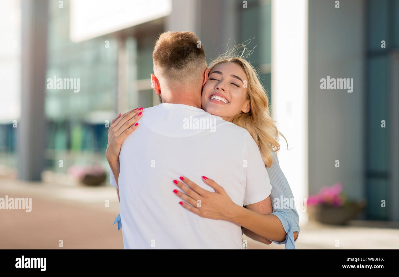 Paar treffen nach langer Zeit, umarmen in der Nähe von airport Stockfoto