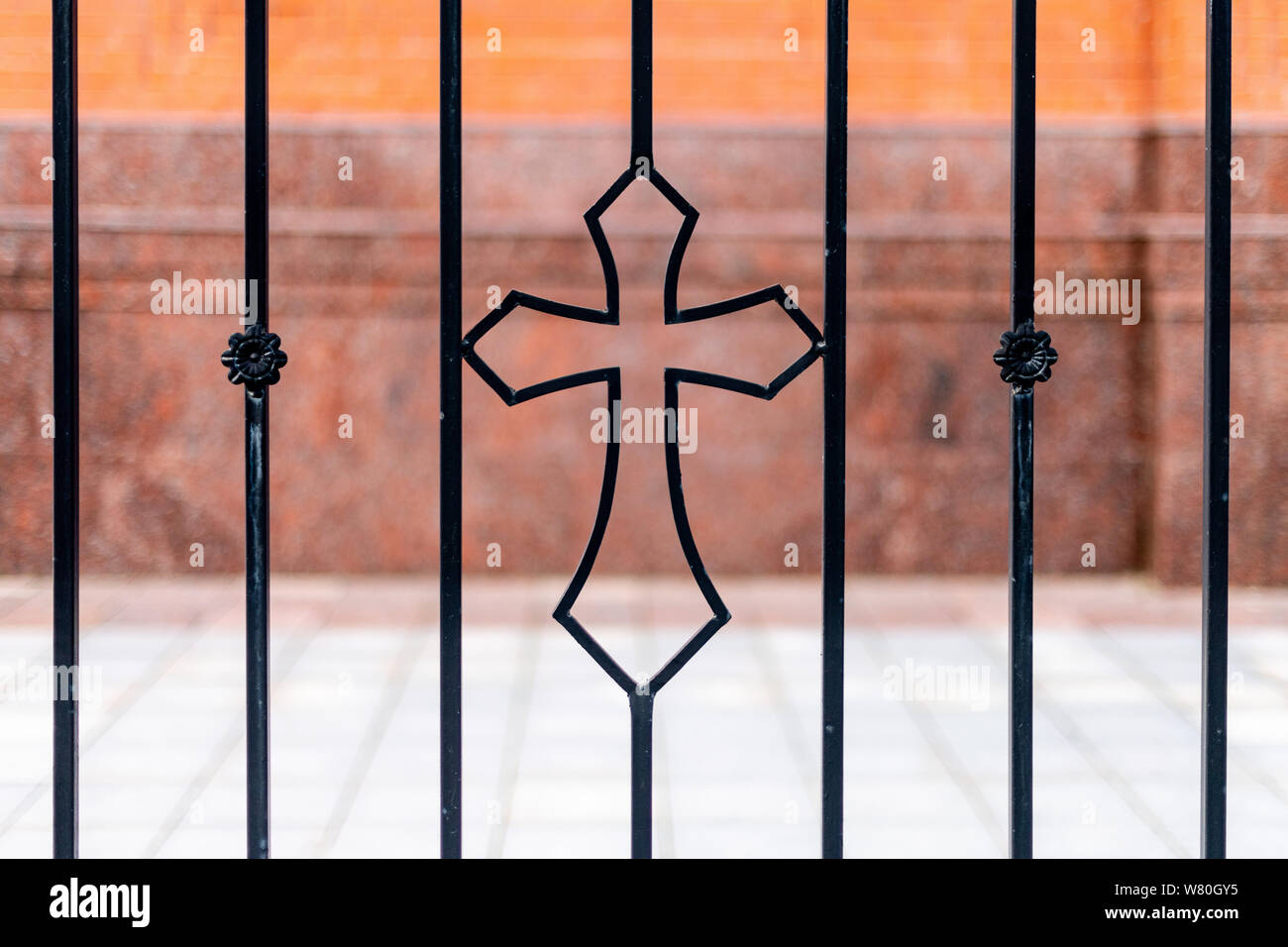 Orthodoxe Kreuz in Zaun der Kirche geschmiedet. Christliche Religion Muster Stockfoto