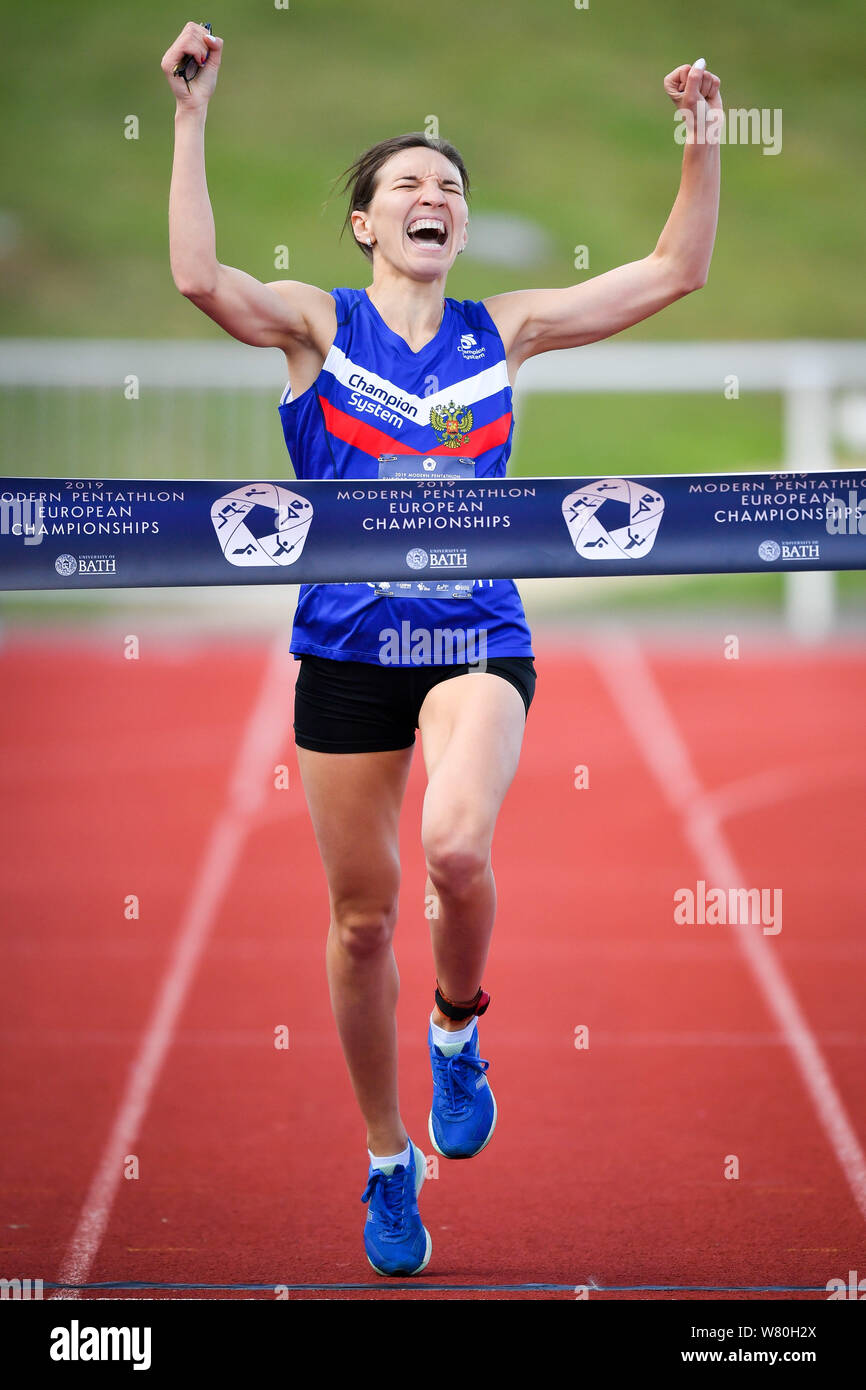 Ekaterina Khuraskina kreuzt die Laser laufen Finish Line europäischen Meisterschaft Frauen Relais Gold bei Tag zwei der 2019 europäischen Modernen Fünfkampf Meisterschaften an der Universität von Bath zu gewinnen. Stockfoto