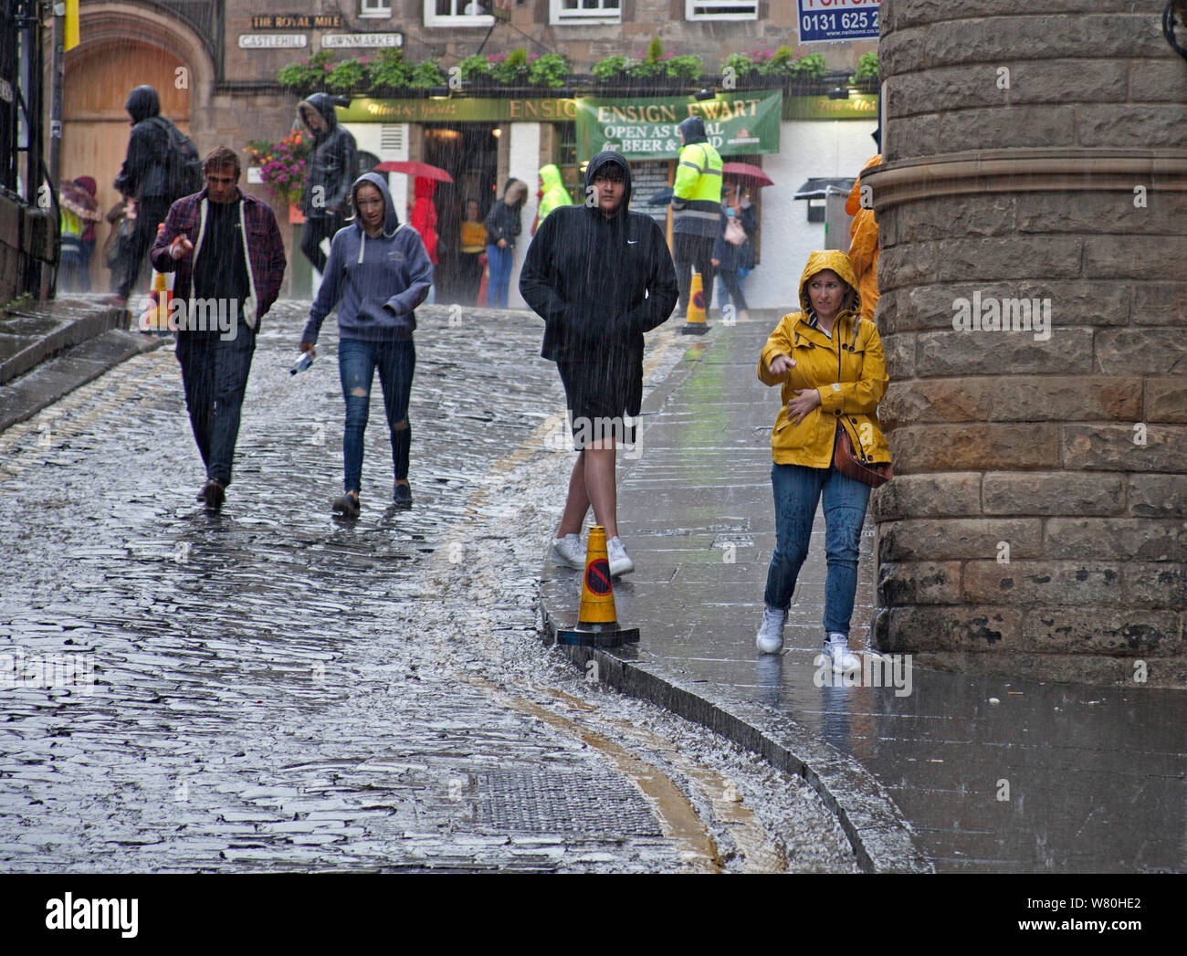 Edinburgh, Schottland, Großbritannien. 7. August 2019.sintflutartige Regengüsse trafen die Stadt mit Donner und Blitzen am späten Nachmittag, was die meisten dazu führte, unter ihren Regenschirmen Deckung zu laufen, leichte Überschwemmungen ereigneten sich im Stadtzentrum, oberhalb der Victoria Street. Stockfoto