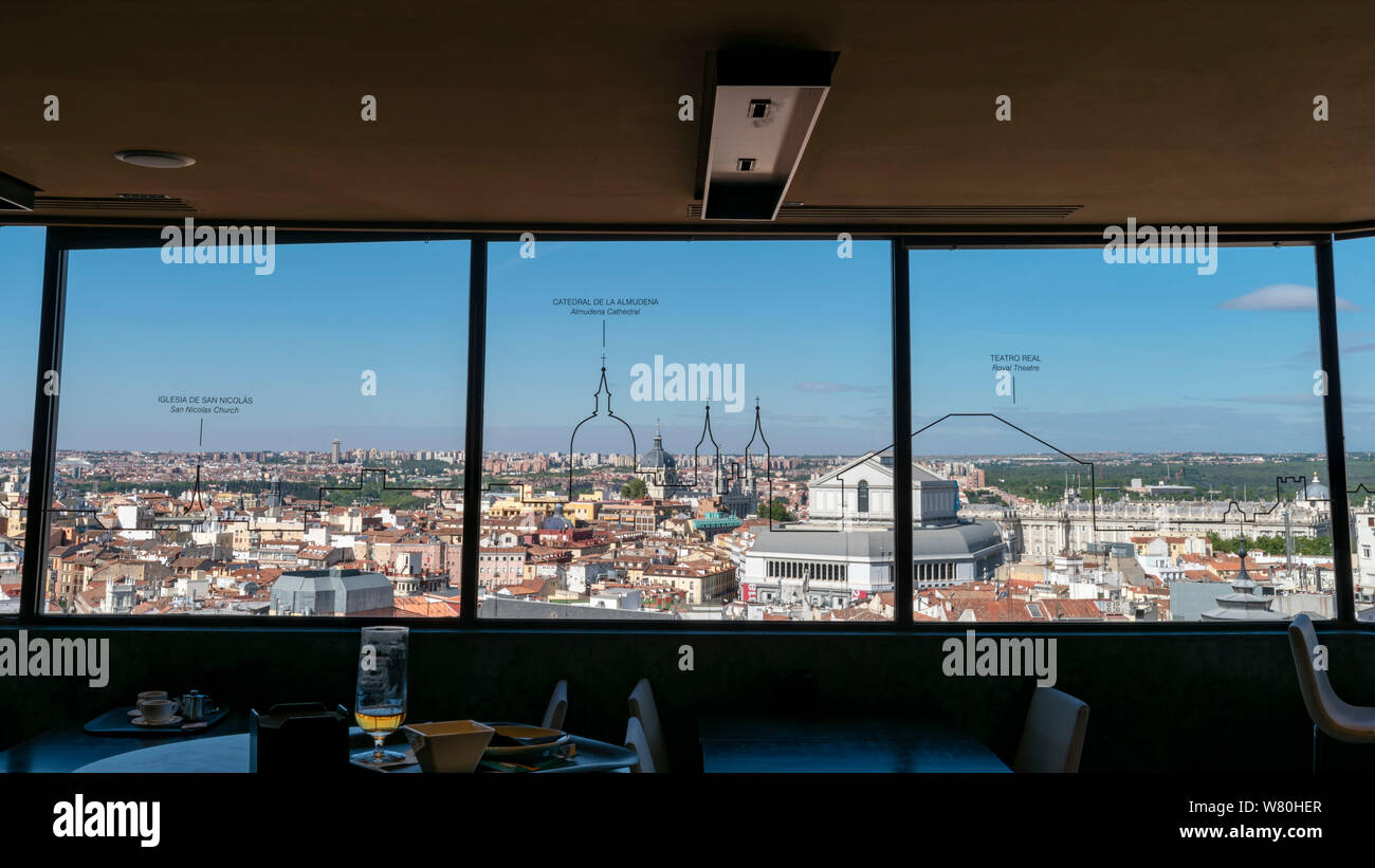 Horizontale Antenne Panoramablick auf die Skyline von Madrid. Stockfoto