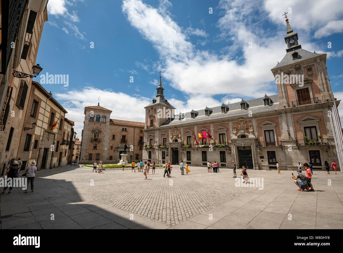Horizontale Ansicht von Plaza de la Ville im ältesten Teil von Madrid. Stockfoto