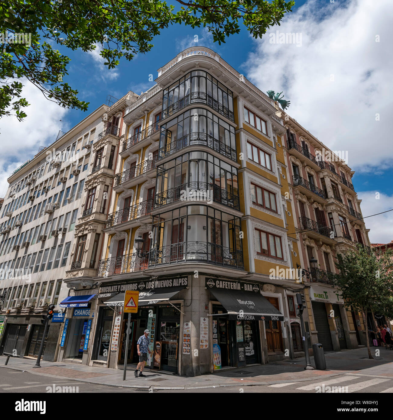 Blick auf den Platz eines typischen Straße Ecke in Madrid. Stockfoto