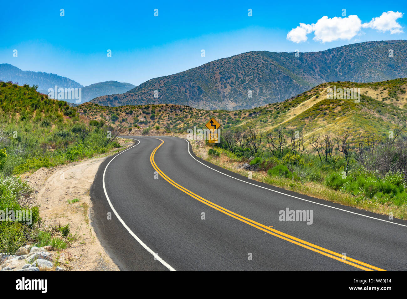 Gebogene Mountain Road mit 30 MPH Achtung Schild Stockfoto