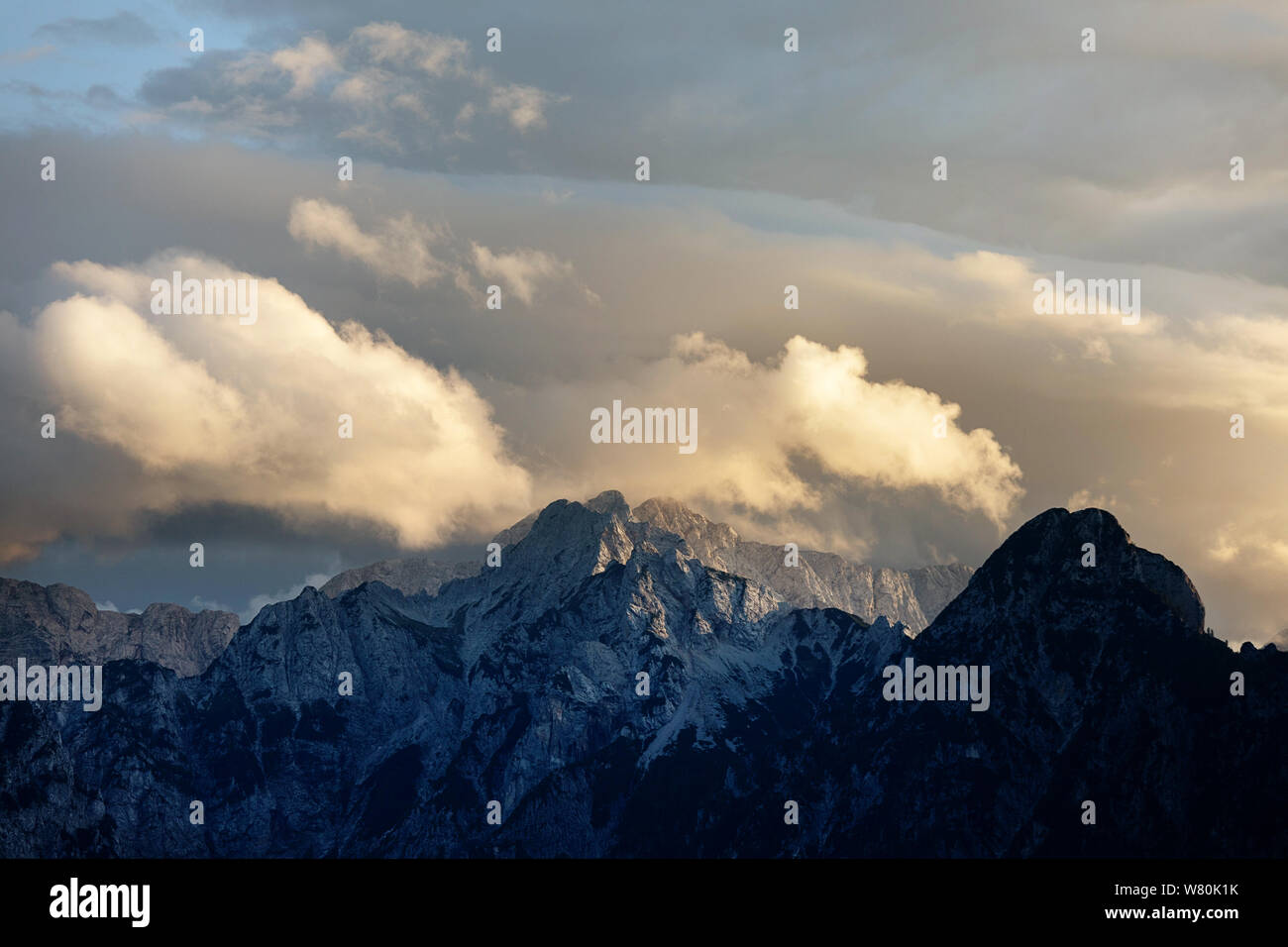 Kamnik - Savinja-alpen von solcava Panoramablick auf die Straße gesehen, Slowenien Stockfoto