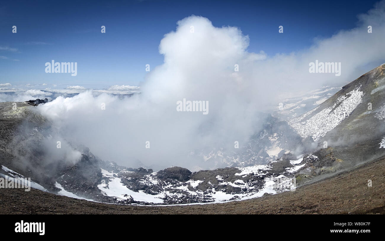 Die schönen Krater des Vulkan Ätna von Rauch in Sizilien, Italien. Stockfoto