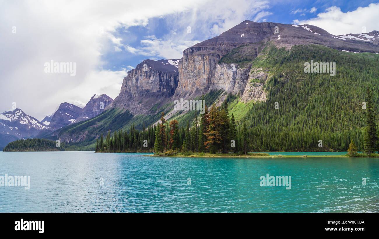 Ein Blick auf Spirit Island am See Maligne von Bergketten und Gletschern umgeben Stockfoto