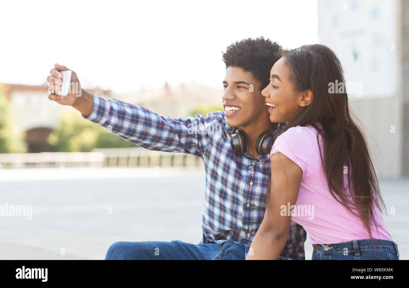 Paar selfie. Jugendlich Mädchen und Jungen selbst Fotografieren auf dem Smartphone. Stockfoto