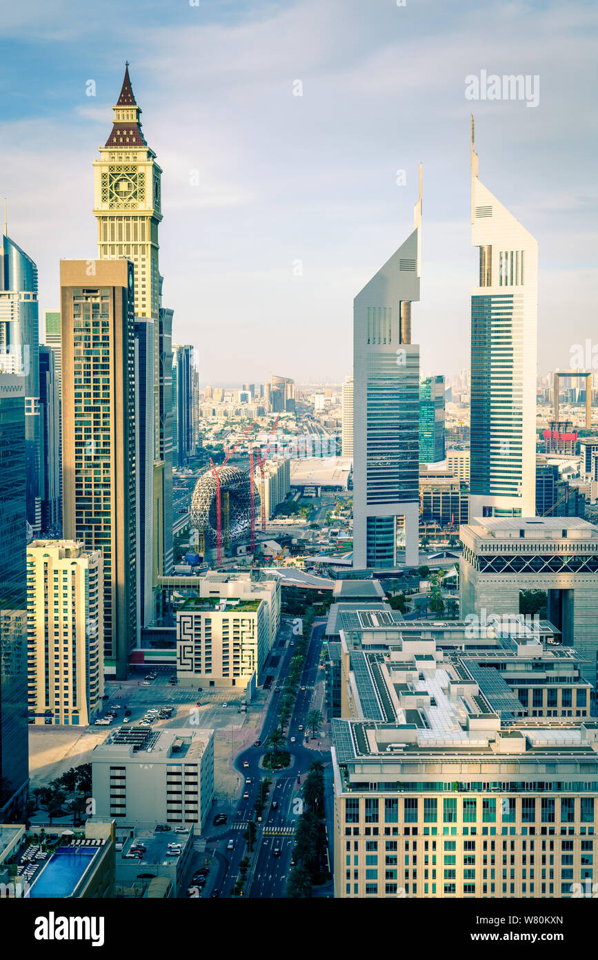 High point Blick auf Dubai Financial District Skyline und die Zukunft Museum Baustelle Stockfoto