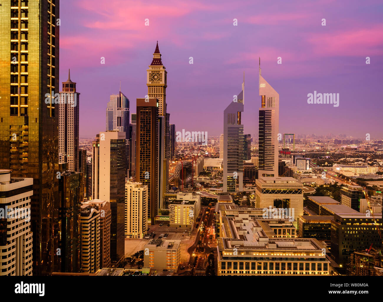 Aus der Vogelperspektive Dubai Financial District Skyline bei Sonnenuntergang Stockfoto