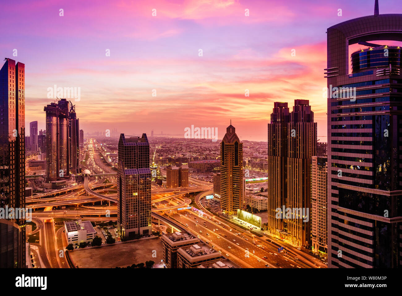 Aus der Vogelperspektive Dubai Downtown Gebäude und der Sheikh Zayed Road nach Sonnenuntergang Stockfoto