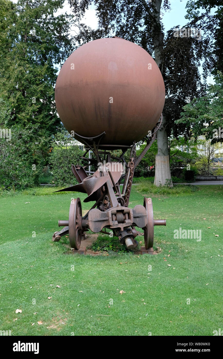 Eine Skulptur von Jean Tinguely in Einsamkeit Park, Basel, Schweiz Stockfoto