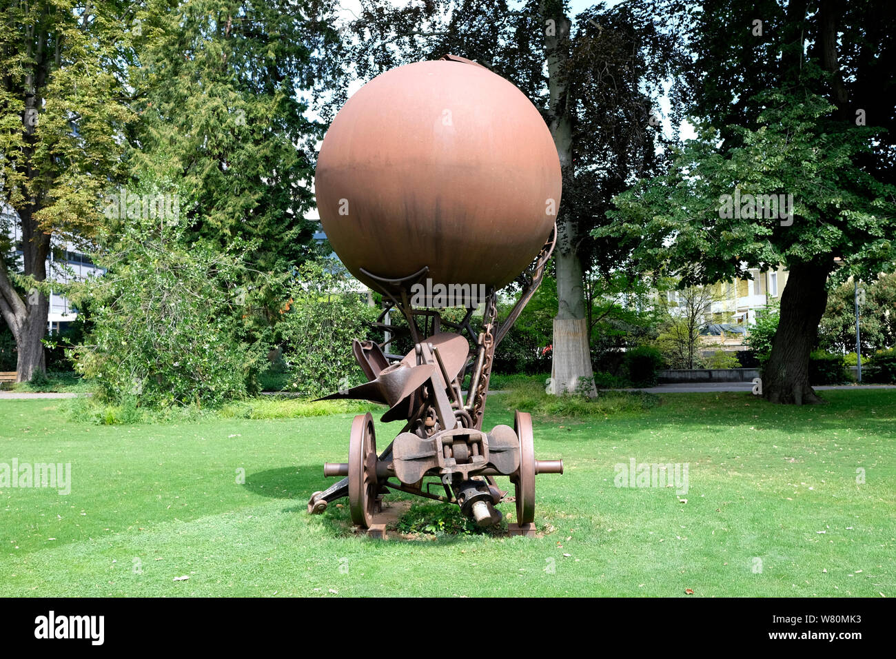 Eine Skulptur von Jean Tinguely in Einsamkeit Park, Basel, Schweiz Stockfoto