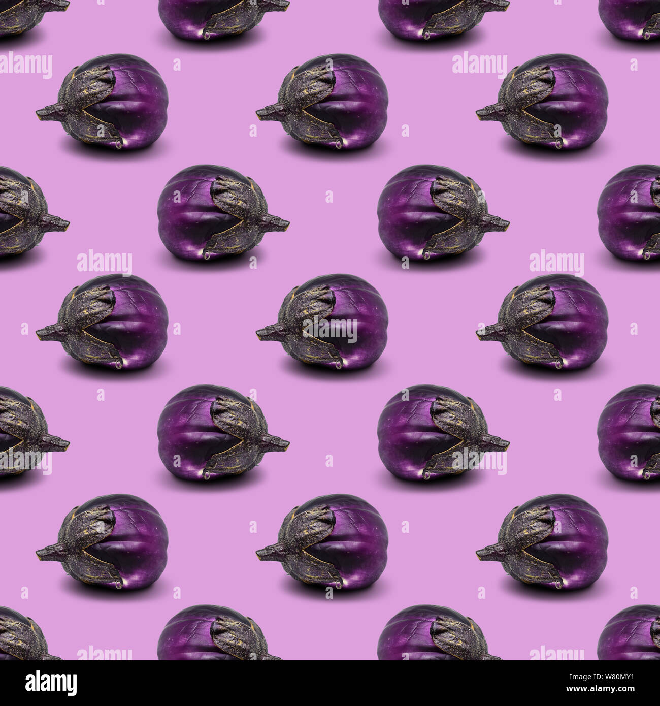 Nahtlose Muster der violetten Aubergine auf einem rosa Hintergrund. Abbildung für ihr Design, Geschenkpapier, Web, Tapete, Stoff Stockfoto